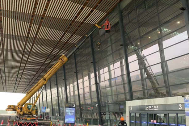 化州玻璃幕墙维护和保养